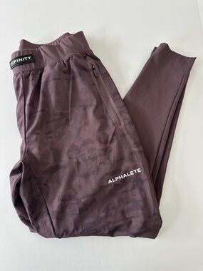 Alphalete Infinity Tech Jogger Pants Women's Size L Burgundy Camo Stretch